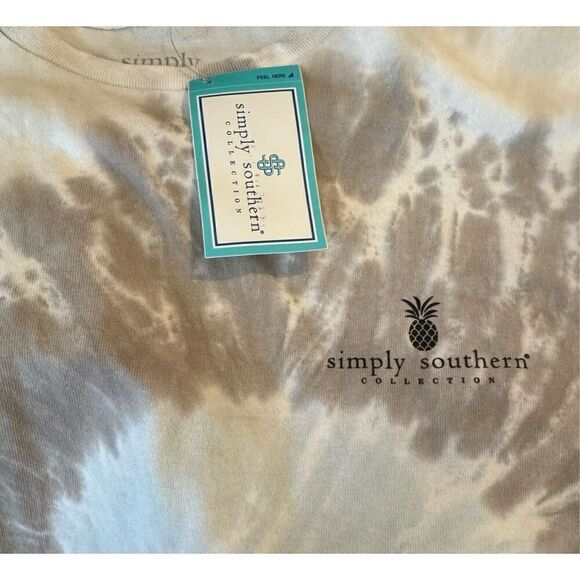 SIMPLY SOUTHERN MEDIUM “TIS THE SEASON” Short Sleeve Tshirt - Picture 8 of 9